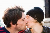 Пара цілується один з одним — стокове фото
