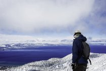 Jeune randonneur profitant de la vue, Lac Tahoe, Californie, USA — Photo de stock