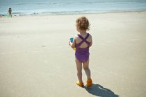 Ragazza bambino a piedi sulla spiaggia — Foto stock