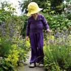 Menina andando no jardim ao ar livre — Fotografia de Stock
