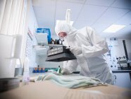 Scientifique légiste prélever des échantillons de sang dans les vêtements en laboratoire — Photo de stock