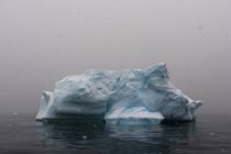 Icebergs sob um céu tempestuoso, canal Lemaire, Antártida — Fotografia de Stock
