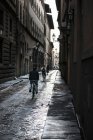 Homme à vélo sur la rue de la ville — Photo de stock