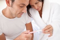 Paar liest gemeinsam Schwangerschaftstest — Stockfoto