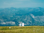 Couple admiring rural hillside view — Stock Photo
