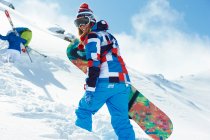 Snowboarder femenino en la nieve - foto de stock