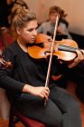 Violinista che si esercita con il gruppo — Foto stock