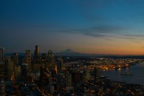 Пташиного польоту міста горизонту Сіетлі у нічний час — стокове фото