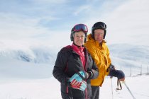 Porträt eines älteren Paares beim Skifahren, Hermavan, Schweden — Stockfoto