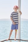 Junge auf Hausbootdeck, Kraalbaai, Südafrika — Stockfoto