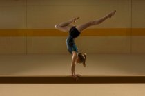 Подростковая гимнастка на бревне — стоковое фото