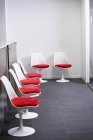 Six chaises vides dans la salle d'attente — Photo de stock