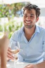 Casal tomando vinho na mesa ao ar livre — Fotografia de Stock