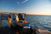 Pêcheurs au travail sur bateau — Photo de stock