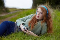 Teenage girl ascoltare le cuffie, concentrarsi sul primo piano — Foto stock