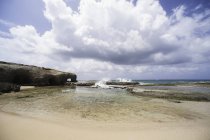 Vue du bas de la plage de sable vide sous un ciel nuageux bleu — Photo de stock