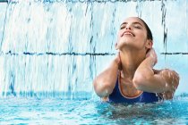 Femme nageant dans la piscine intérieure — Photo de stock
