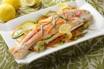 Primer plano de plato con salmón asado y verduras - foto de stock