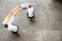 Geschäftsleute untersuchen Farbmuster — Stockfoto