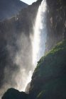 Wasserfall über steile Felswand — Stockfoto