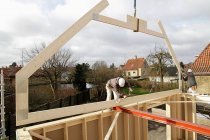 Constructor trabajando en una nueva estructura - foto de stock