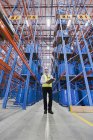 Travailleur debout dans un entrepôt — Photo de stock
