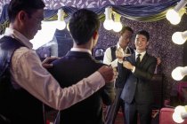 Schneiderin mit junger männlicher Kundin probiert neuen Anzug in traditionellem Geschäft an — Stockfoto