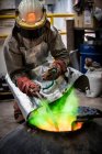 Männlicher Gießereiarbeiter nimmt Temperatur des Ofens in Bronzegießerei — Stockfoto