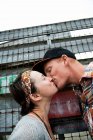 Jeune couple baisers avec les yeux fermés — Photo de stock
