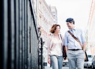 Mann und Frau gehen nach draußen — Stockfoto