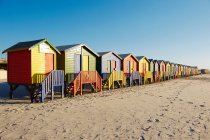Cabanas de praia coloridas na praia — Fotografia de Stock