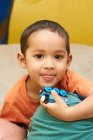 Мальчик играет с игрушечным поездом — стоковое фото