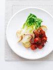 Teller mit Specksalat und Tomatensalat — Stockfoto