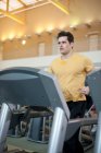 Man using treadmill in gym — Stock Photo