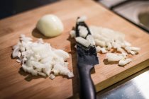 Chopped onions on cutting board — Stock Photo