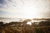 Onde che si infrangono sulle rocce sulla spiaggia — Foto stock