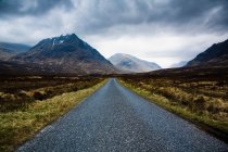 Route vers le Loch Etive entre de belles montagnes — Photo de stock