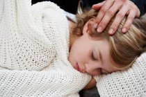 Девушка спит под одеялом — стоковое фото