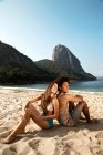 Пара отдыхающих на пляже, Рио-де-Жанейро, Бразилия — стоковое фото