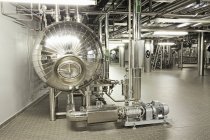 Maquinaria em uma cervejaria, máquinas de fabricação — Fotografia de Stock
