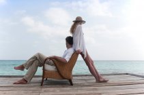 Paar entspannt zusammen an Deck — Stockfoto