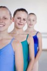 Dançarinos de balé de pé em estúdio — Fotografia de Stock