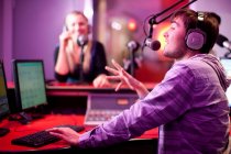 Junge Männer und Frauen beim Rundfunk im Tonstudio — Stockfoto