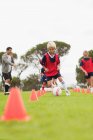 Allenatore formazione squadra di calcio per bambini — Foto stock