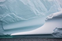 Nuvens baixas sobre Icebergs no canal Lemaire, Antártida — Fotografia de Stock