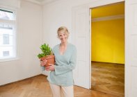 Young woman moving into home — Stock Photo