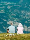 Paar bewundert die Aussicht auf den ländlichen Hang — Stockfoto