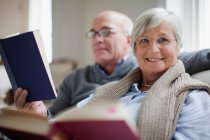 Lächelndes älteres Paar liest Bücher — Stockfoto