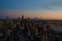 Ciudad de Seattle skyline al atardecer - foto de stock