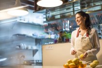 Restaurantbesitzer schält Zitronen in Küche — Stockfoto